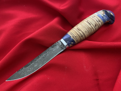"Финский-3", клинок дамасская сталь со следом ковки, рукоять береста, тыльник стабилизированная карельская береза фиолетового цвета